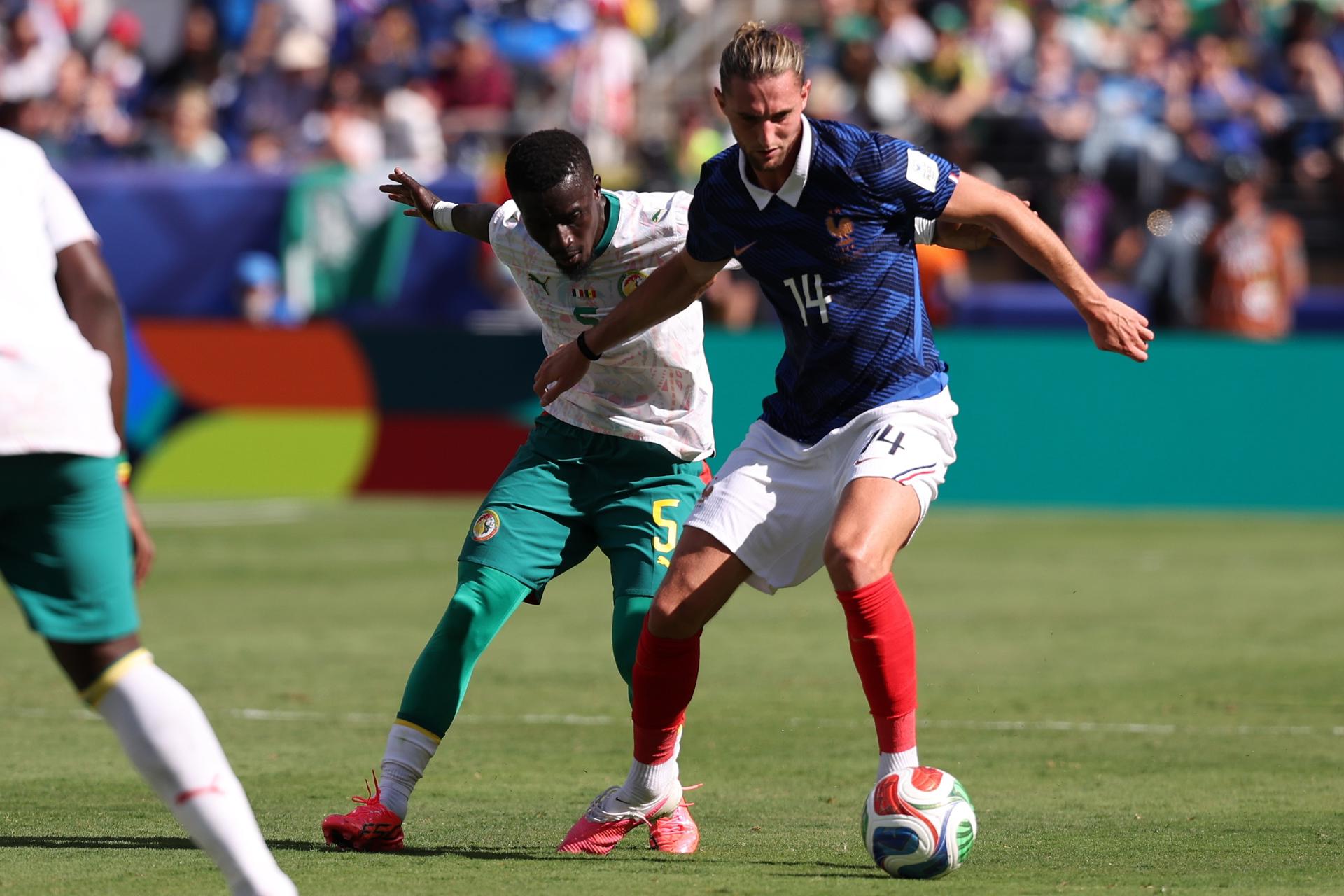 Adrien Rabiot (d), de Francia, en acción contra Idrissa Gueye, de Senegal, durante el partido de fase de grupos de la Copa Mundial de la FIFA 2026 entre Francia y Senegal, en Nueva Jersey (EE.UU.). EFE/SARAH YENESEL
