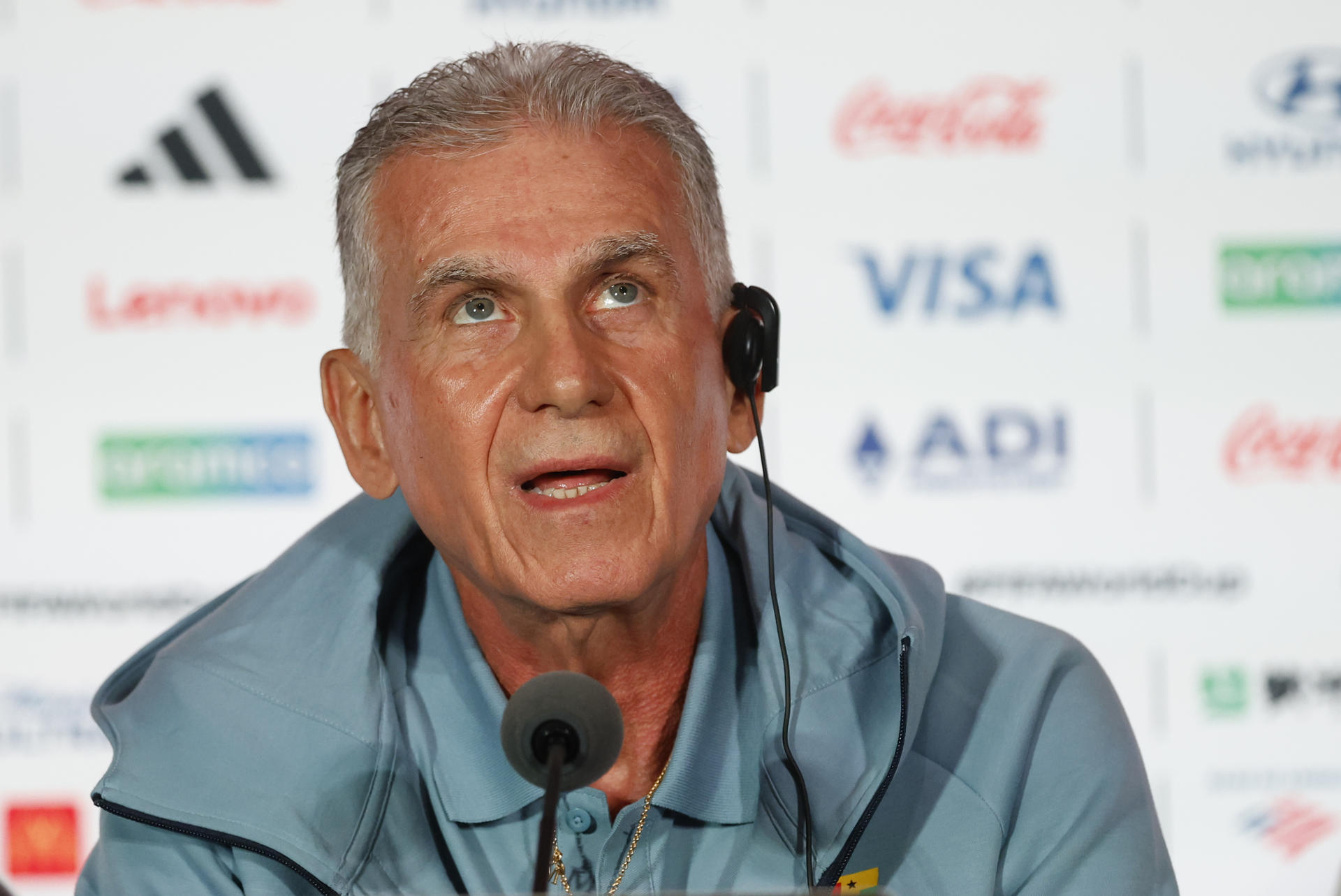 El seleccionador de Ghana, Carlos Queiroz, habla en una rueda de prensa en el BMO Field en Toronto (Canadá)