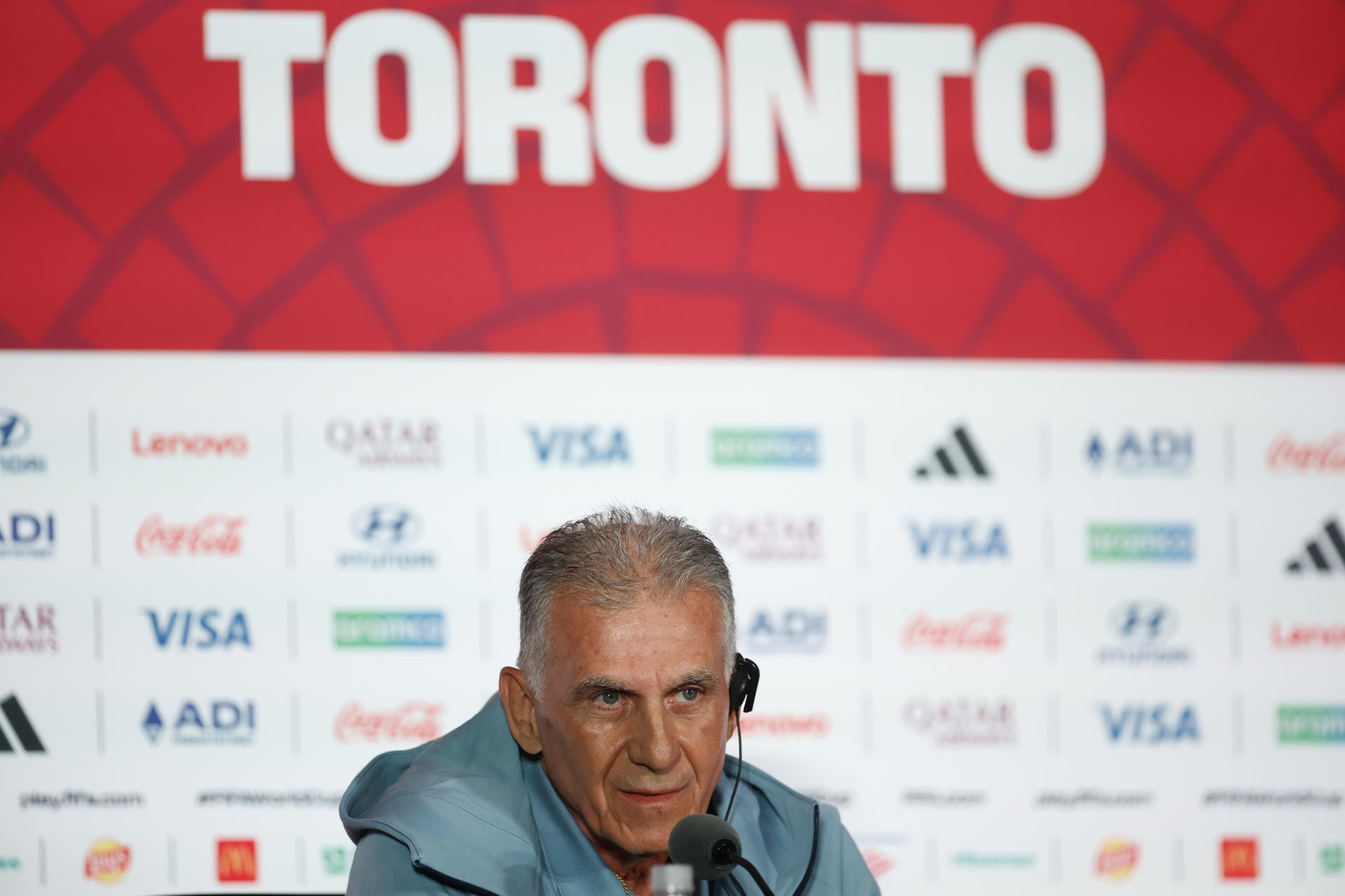 El seleccionador de Ghana, Carlos Queiroz, habla en una rueda de prensa en el BMO Field en Toronto (Canadá)