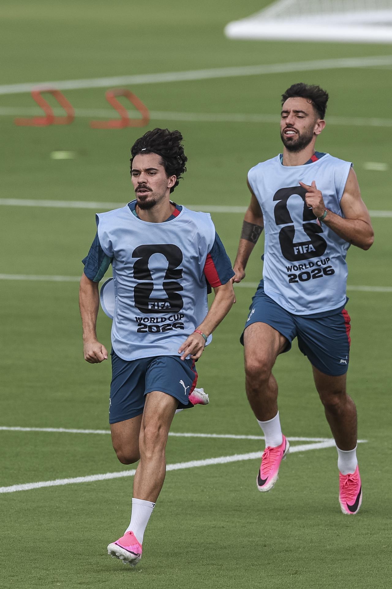 Bruno Fernandes (d), centrocampista de la selección de Portugal, afirmó este martes que "es un honor tener a Cristiano Ronaldo tan cerca" y destacó el objetivo de ayudar al delantero del Al Nassr a llegar hasta la final en el Mundial 2026 EFE/EPA/MIGUEL A. LOPES
