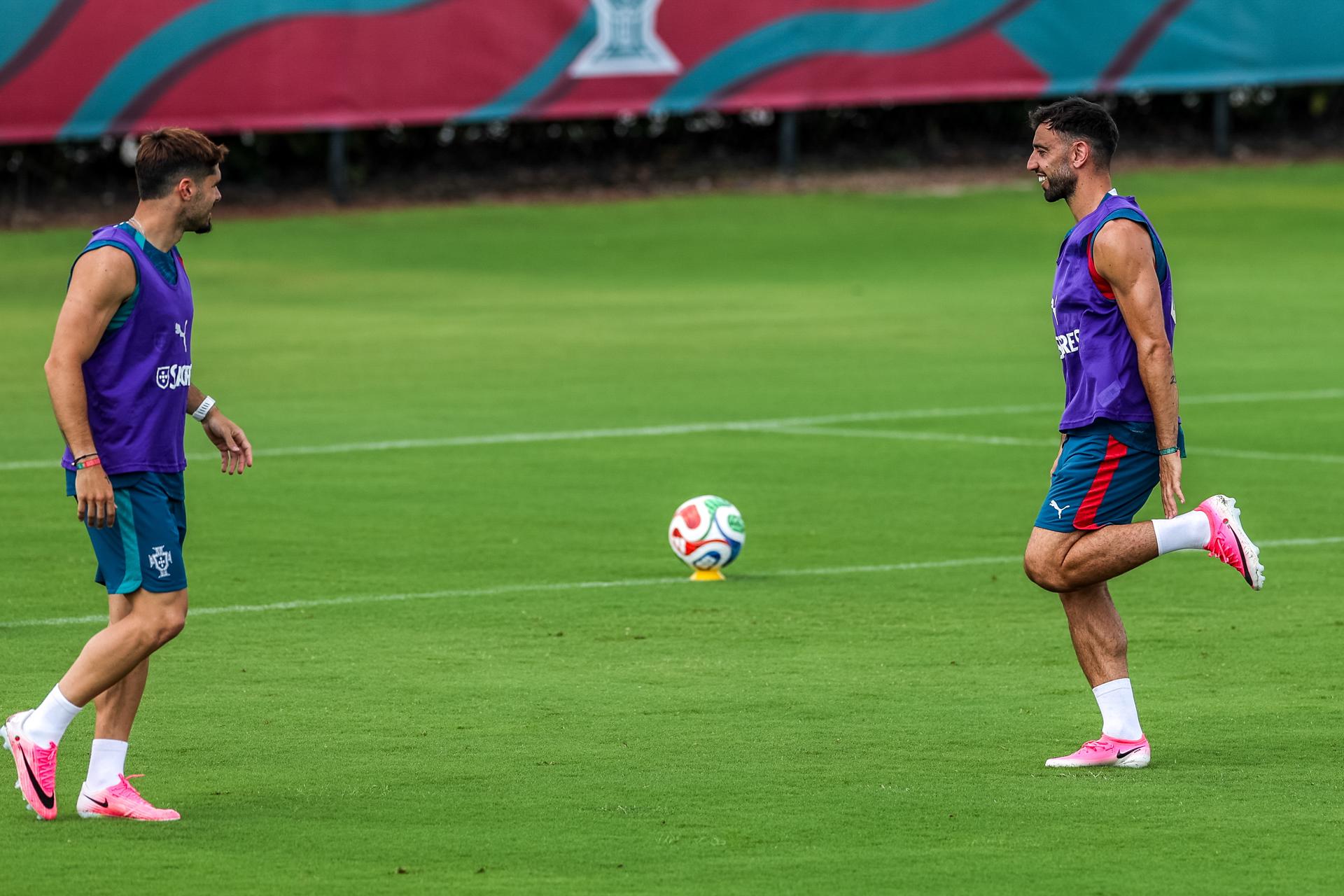 Bruno Fernandes (d), centrocampista de la selección de Portugal, afirmó este martes que "es un honor tener a Cristiano Ronaldo tan cerca" y destacó el objetivo de ayudar al delantero del Al Nassr a llegar hasta la final en el Mundial 2026. EFE/EPA/MIGUEL A. LOPES
