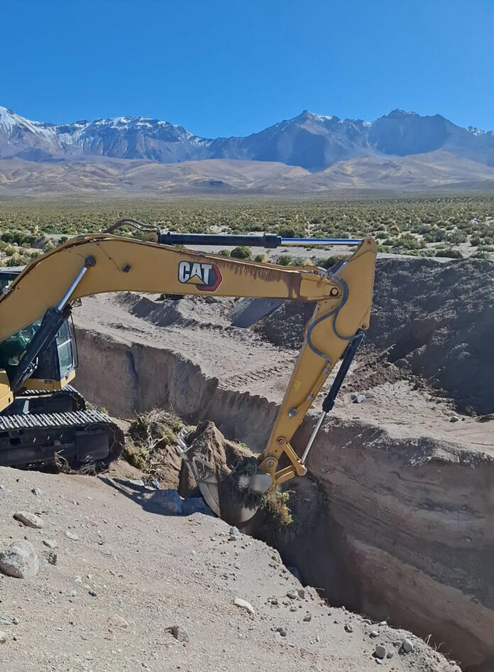 Fotografía cedida por el Ministerio de Seguridad de Chile que muestra una excavadora destruyendo un puente clandestino en una zanja de la frontera norte este martes, en Colchane (Chile). EFE/ Ministerio de Seguridad de Chile
