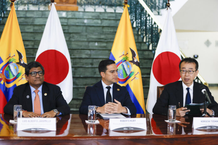 El ministro de Producción, Luis Alberto Jaramillo (i); el ministro de Relaciones Exteriores y Movilidad Humana, Roberto Kury (c), y el embajador de Japón en Ecuador, Horiuchi Toshihico, hablan en una rueda de prensa durante la suscripción de un memorando de entendimiento para el establecimiento del comité económico y comercial entre ambos países, este martes en Quito (Ecuador). EFE/ José Jácome
