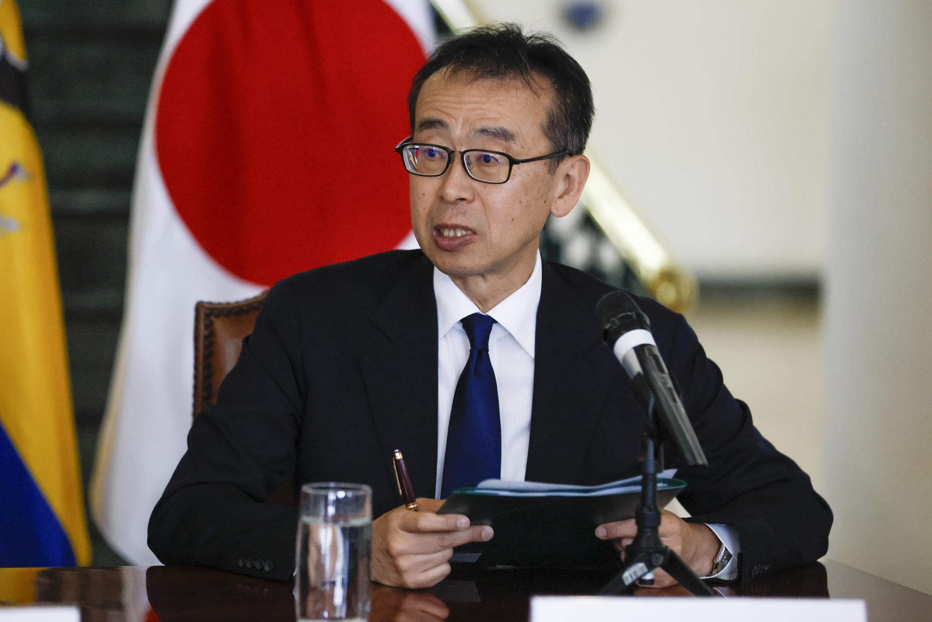 El embajador de Japón en Ecuador, Horiuchi Toshihico, habla en una rueda de prensa durante la suscripción de un memorando de entendimiento para el establecimiento del comité económico y comercial entre ambos países, este martes en Quito (Ecuador). EFE/ José Jácome
