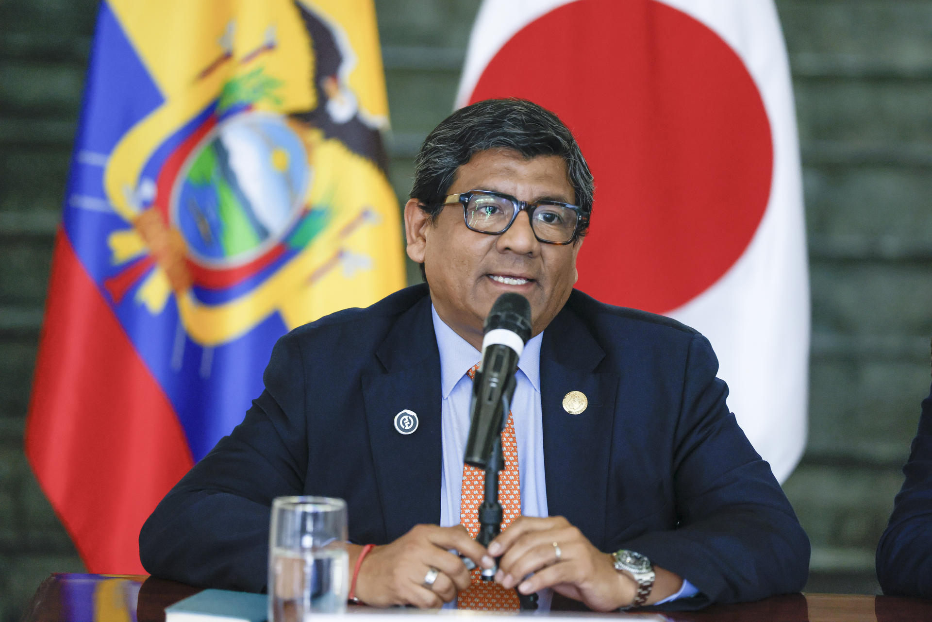 El ministro de Producción, Luis Alberto Jaramillo, habla en una rueda de prensa durante la suscripción de un memorando de entendimiento para el establecimiento del comité económico y comercial entre ambos países, este martes en Quito (Ecuador). EFE/ José Jácome
