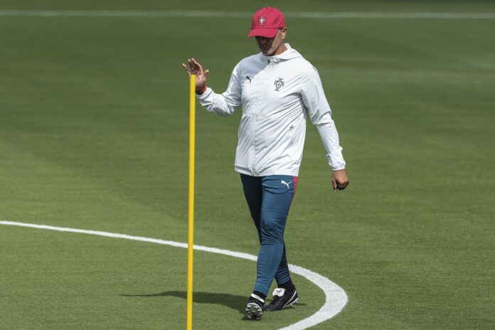 El seleccionador de Portugal, Roberto Martínez, dirigió este martes el último entrenamiento antes de enfrentar en Houston (Texas) a República del Congo en el Mundial. EFE/EPA/MIGUEL A. LOPES
