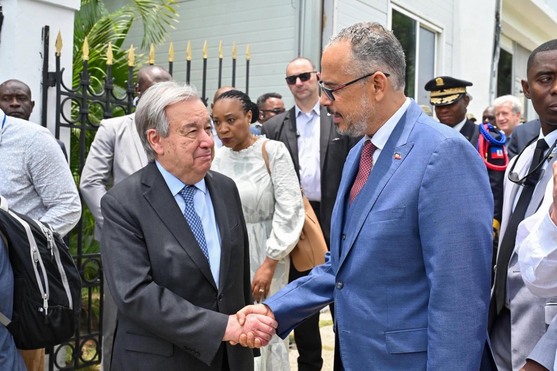 Fotografía cedida por la Oficina del Primer Ministro de Haití de su mandatario, Alix Didier Fils-Aimé (d), estrechando la mano del secretario general de la ONU, António Guterres, durante un encuentro en el Palacio Nacional en Puerto Príncipe (Haití). EFE/ Oficina del Primer Ministro de Haití
