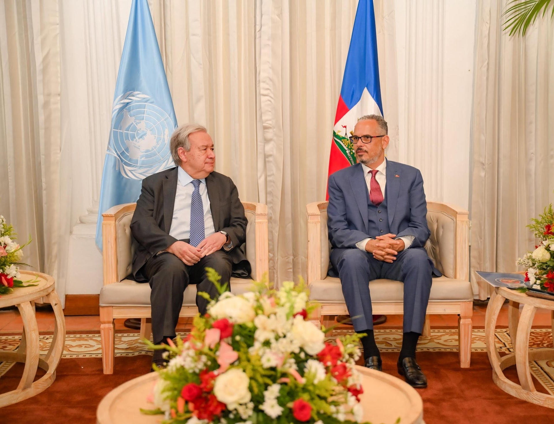 Fotografía cedida por la Oficina del Primer Ministro de Haití de su mandatario, Alix Didier Fils-Aimé (d), junto al secretario general de la ONU, António Guterres, durante un encuentro en el Palacio Nacional en Puerto Príncipe (Haití). EFE/ Oficina del Primer Ministro de Haití
