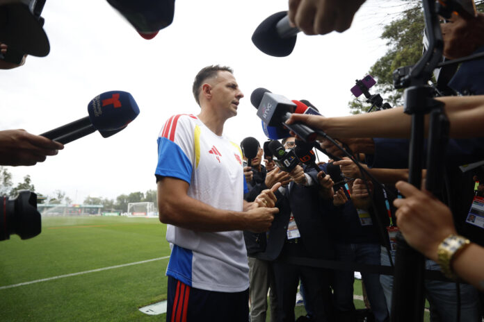 Santiago Arias de Colombia habla con los medios durante un entrenamiento este martes, en las instalaciones del Club América, en Ciudad de México (México). EFE/ Sashenka Gutiérrez
