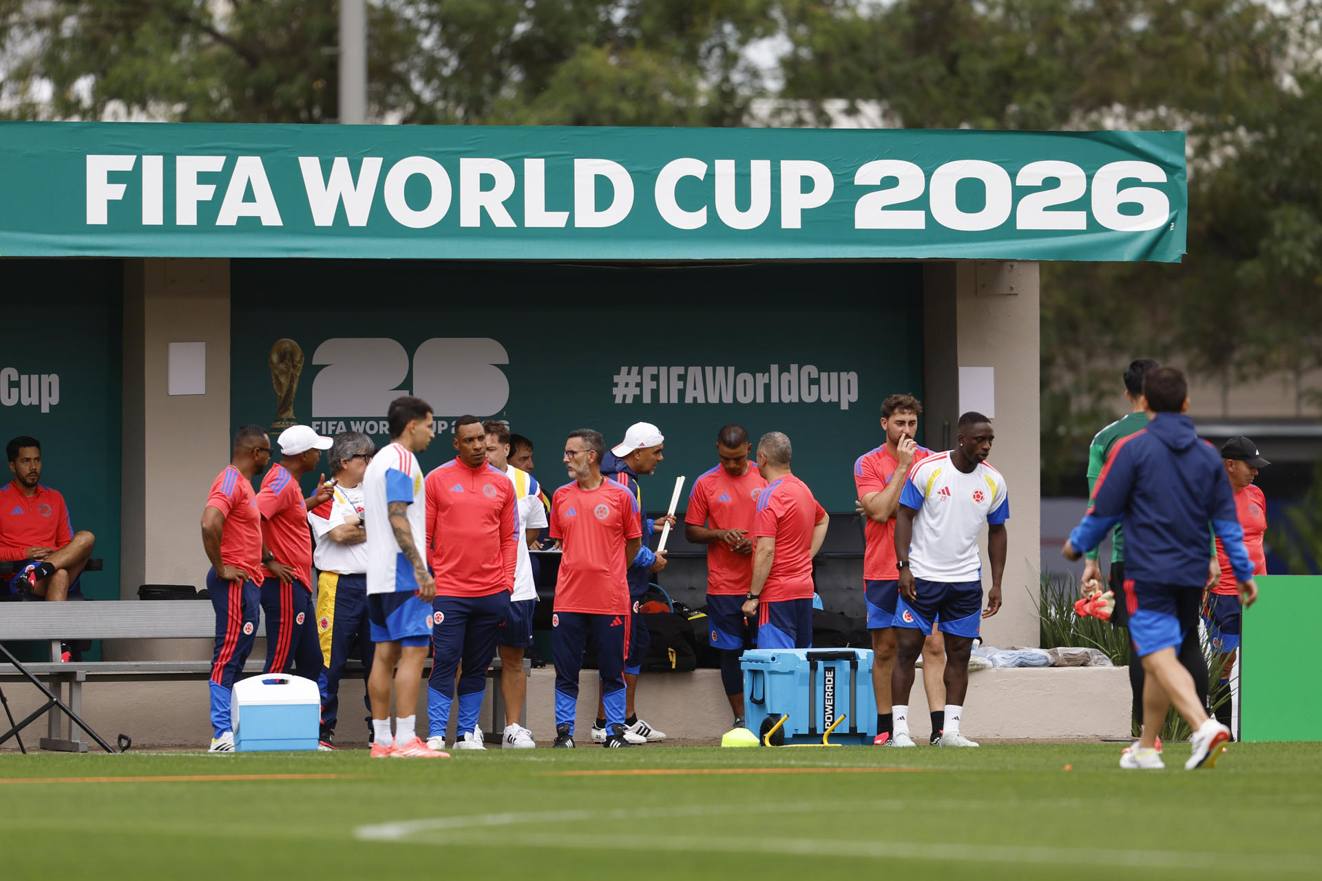 Jugadores de Colombia participan en un entrenamiento este martes, en las instalaciones del Club América, en Ciudad de México (México). EFE/ Sashenka Gutiérrez