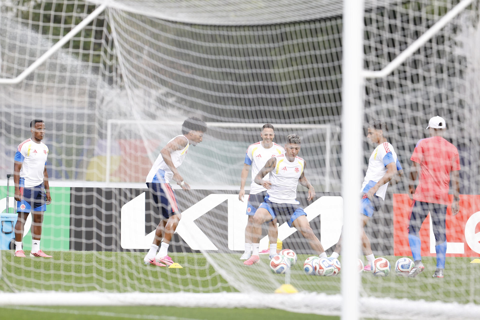 Jugadores de Colombia participan en un entrenamiento este martes, en las instalaciones del Club América, en Ciudad de México (México). EFE/ Sashenka Gutiérrez