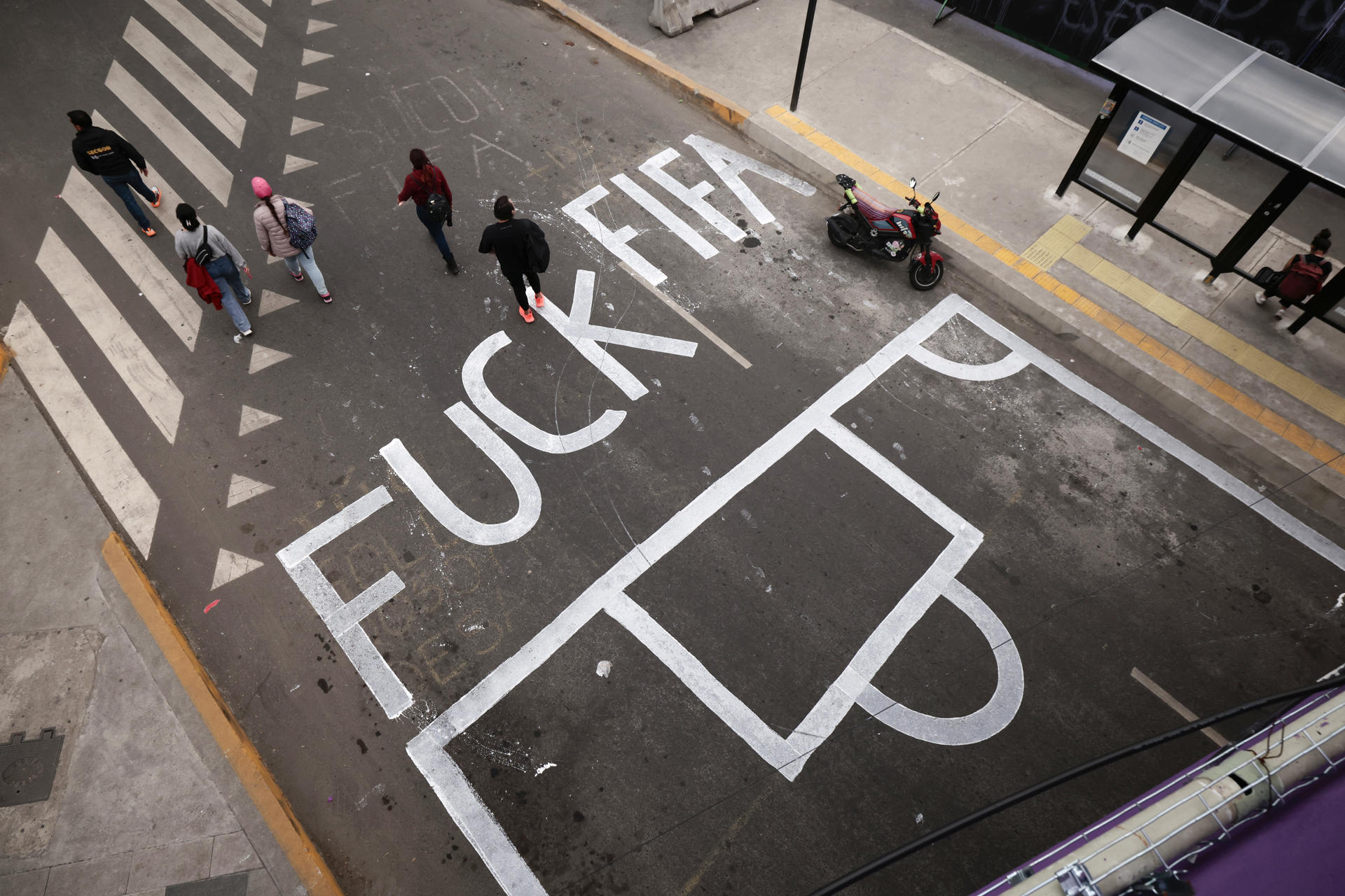 Fotografía que muestra un mensaje alusivo a la FIFA este martes, durante una manifestación donde acusan a las autoridades de intentar "borrar" sus demandas por el acceso al agua y la defensa del territorio, tras el retiro de un mural comunitario instalado en las inmediaciones del estadio Azteca, en Ciudad de México (México). EFE/ José Méndez
