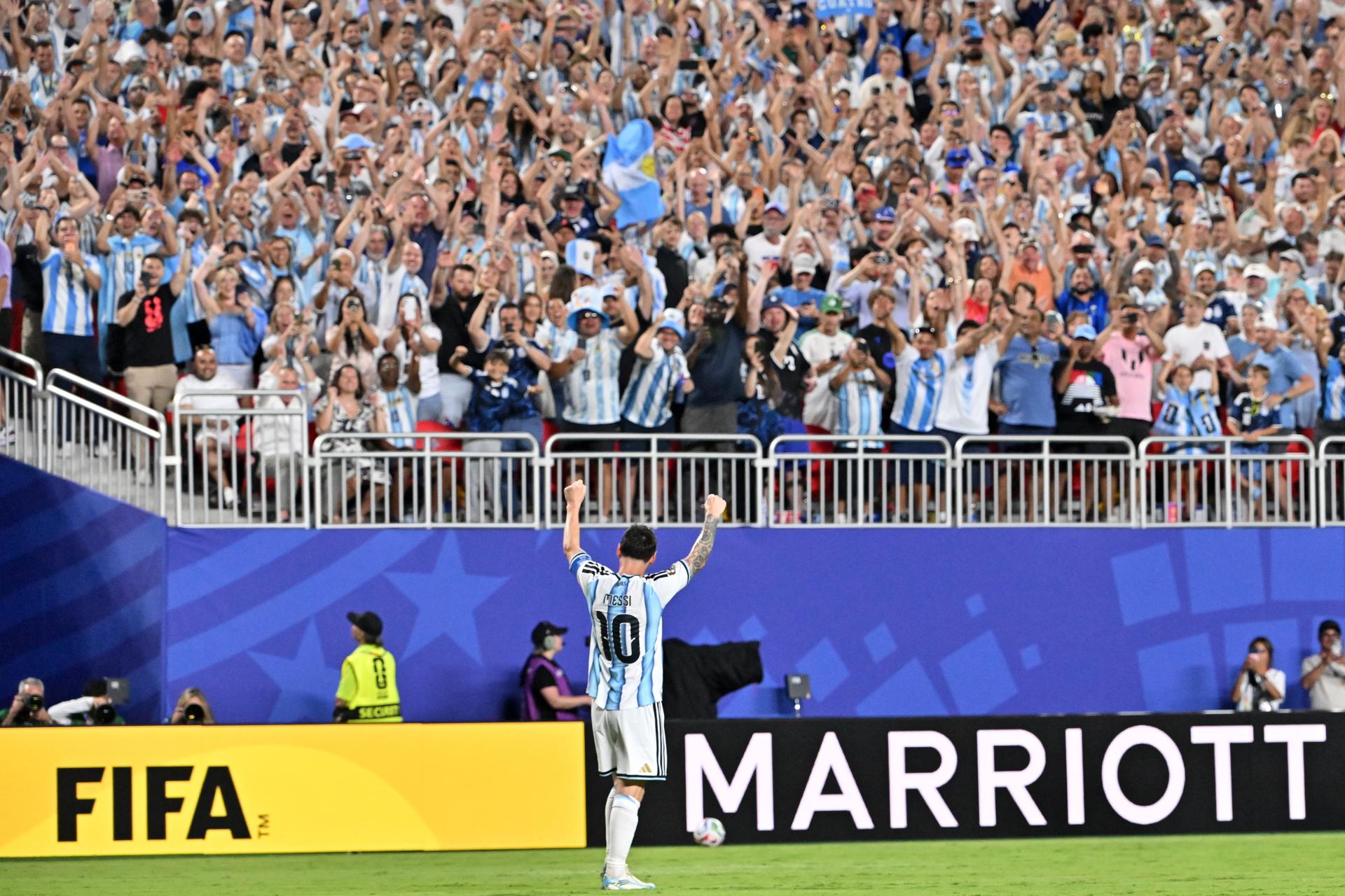 Lionel Messi selló este martes la victoria de Argentina en la edición 23 del Mundial con un triplete que lo encumbra con 16 como máximo goleador de todas las copas al lado del alemán Miroslav Klose. EFE/EPA/AMY KONTRAS