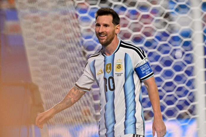 Lionel Messi escribió una nueva página en la historia grande del fútbol al marcar los tres goles con los que Argentina venció por 3-0 a Argelia en un partido que lo llevó a alcanzar al alemán Miroslav Klose como máximo goleador de los Mundiales, con 16. EFE/EPA/AMY KONTRAS
