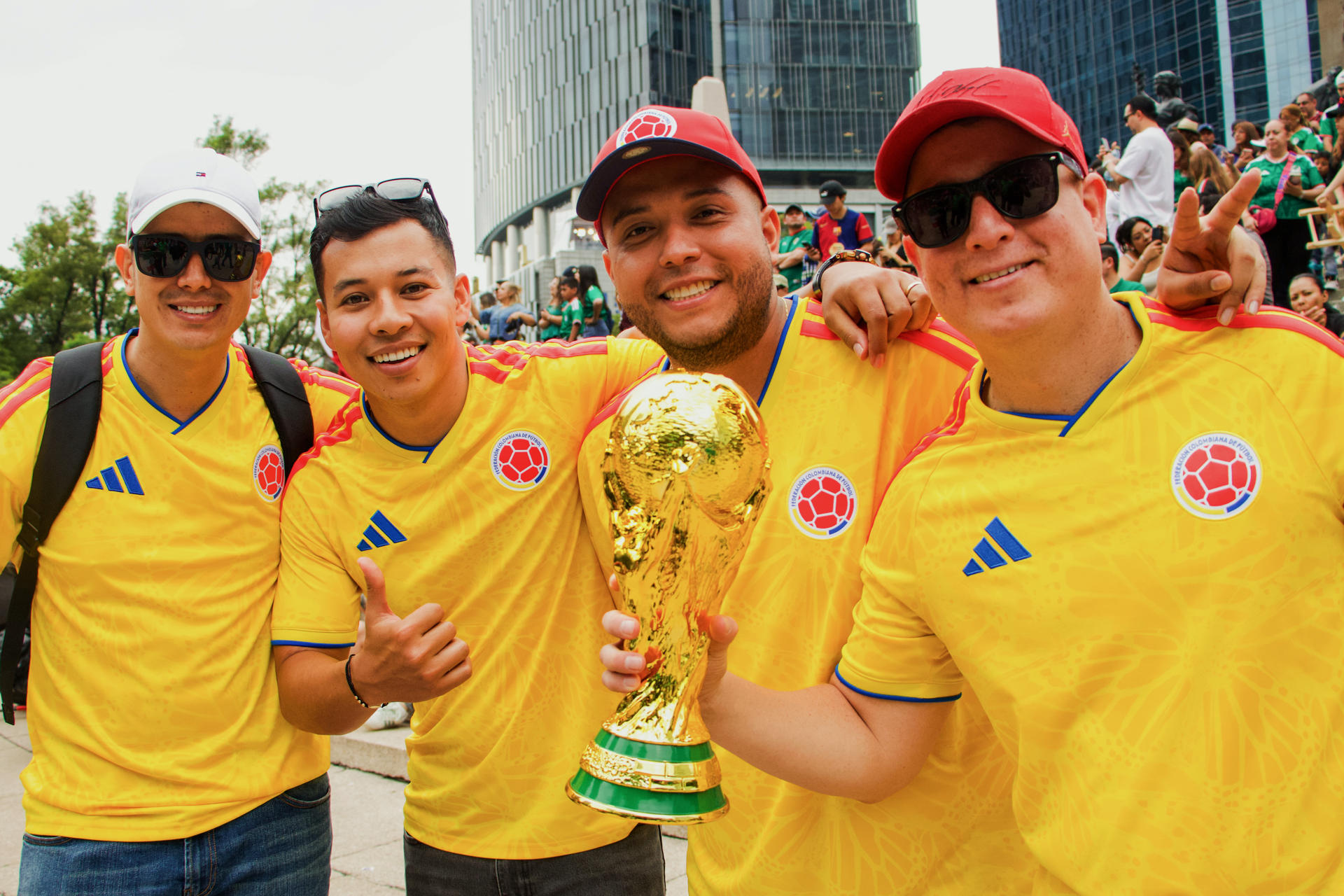 Aficionados de Colombia posan este martes, previo al partido contra Uzbekistán durante Mundial de la FIFA 2026, este martes en Ciudad de México (México). EFE/ Tomás Cruz
