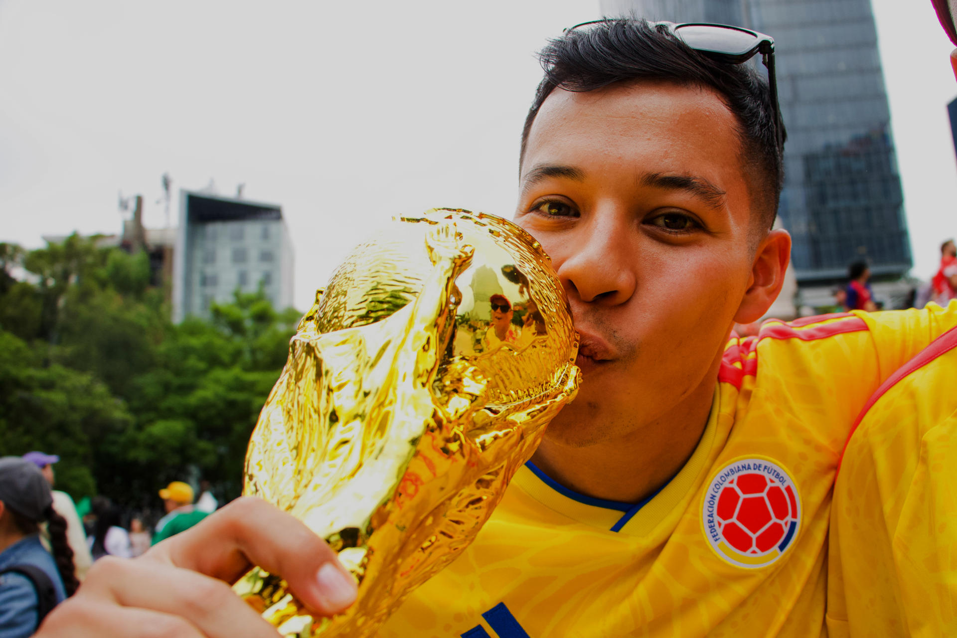 Un aficionado de Colombia posa este martes, previo al partido contra Uzbekistán durante Mundial de la FIFA 2026, este martes en Ciudad de México (México). EFE/ Tomás Cruz
