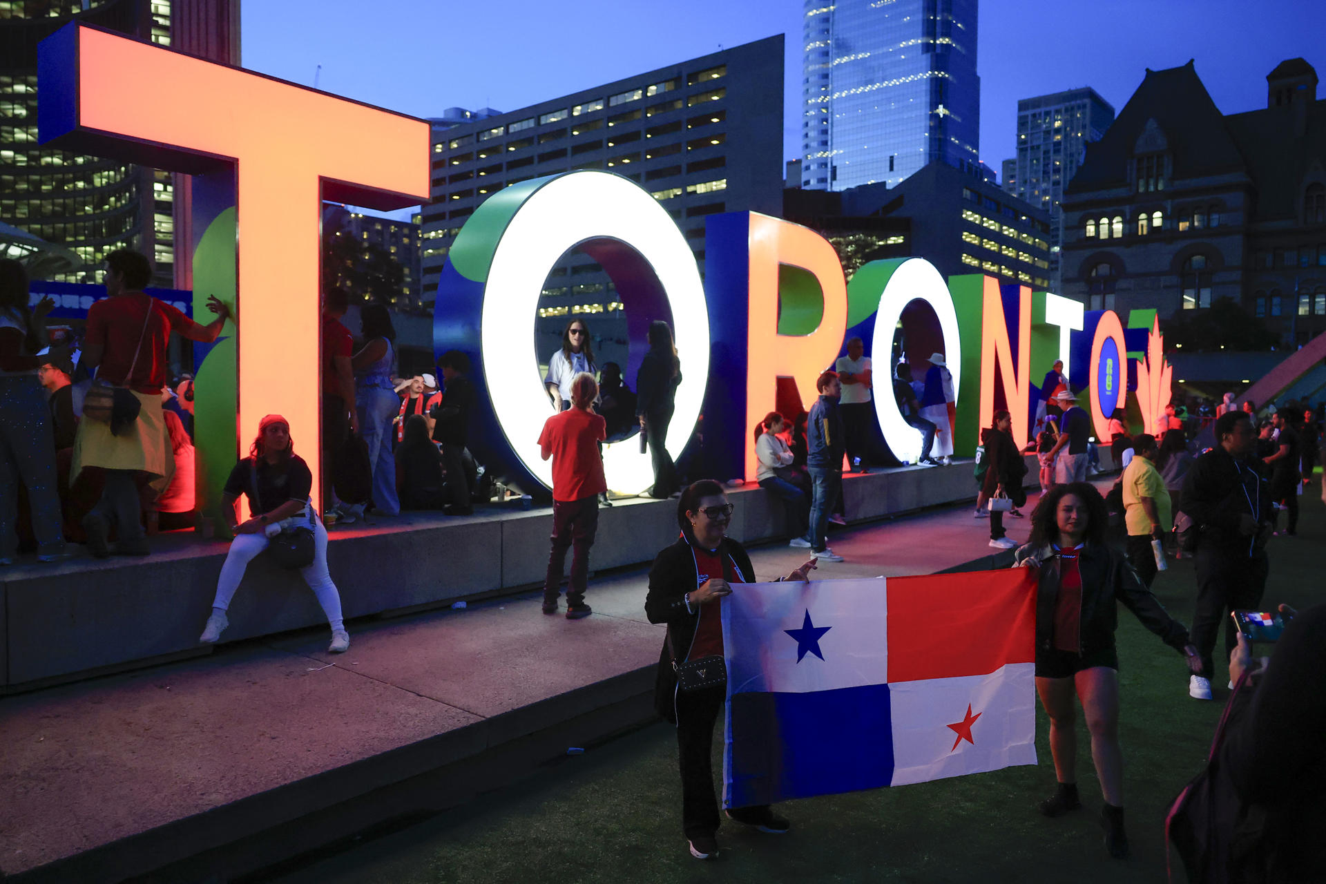 Aficionados panameños posan durante el banderazo este martes, antes del debut de Panamá ante Ghana en un partido del grupo L del Mundial 2026, en Nathan Phillips Square en Toronto (Canadá). EFE/Bienvenido Velasco
