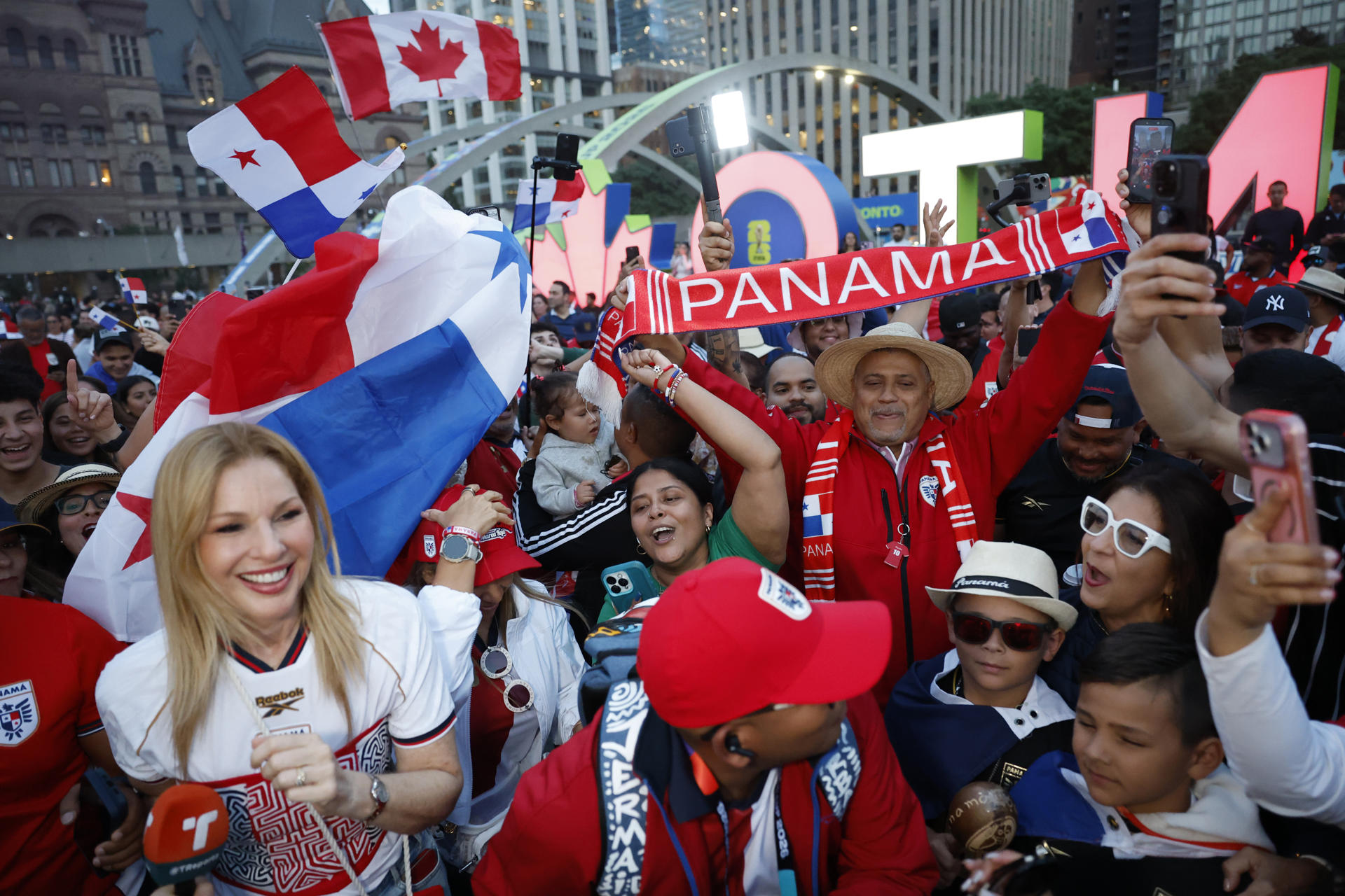Aficionados panameños celebran durante el banderazo este martes, antes del debut de Panamá ante Ghana en un partido del grupo L del Mundial 2026, en Nathan Phillips Square en Toronto (Canadá). EFE/Bienvenido Velasco
