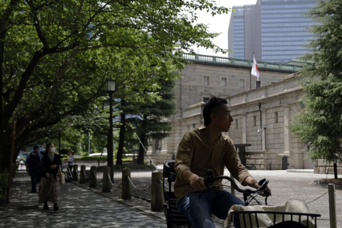 TOKIO (Japón), 16/06/2026.- Transeúntes pasan frente a la sede del Banco de Japón (BOJ) en Tokio, Japón, el 16 de junio de 2026.
EFE/EPA/FRANCK ROBICHON
