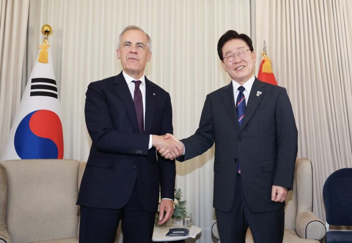 EVIAN-LES-BAINS (Francia), 17/06/2026.- El presidente surcoreano, Lee Jae Myung (derecha), posa para una foto antes de sus conversaciones con el primer ministro canadiense Mark Carney en el marco de la cumbre del G7 en Evian-les-Bains, Francia, el 16 de junio de 2026.
EFE/EPA/YONHAP SOUTH KOREA OUT
