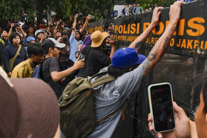 Imagen de archivo de estudiantes enfrentándose a agentes de policía durante una protesta contra el aumento del precio del combustible en Yakarta, Indonesia, el 12 de junio de 2026. 
EFE/Steven Handoko
