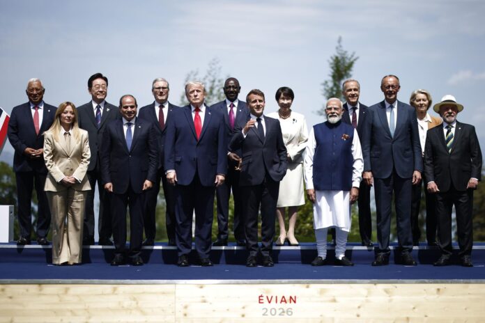 Evian (Francia), 16/06/2026.- (De izquierda a derecha) El presidente del Consejo Europeo, Antonio Costa, la primera ministra de Italia, Giorgia Meloni, el presidente de Corea del Sur, Lee Jae Myung, el presidente de Egipto, Abdel Fattah el-Sisi, el primer ministro británico, Keir Starmer, el presidente de Estados Unidos, Donald Trump, el presidente de Kenia, William Ruto, el presidente de Francia, Emmanuel Macron, la primera ministra de Japón, Sanae Takaichi, el primer ministro de India, Narendra Modi, el primer ministro canadiense, Mark Carney, el canciller alemán, Friedrich Merz, la presidenta de la Comisión Europea, Ursula von der Leyen, y el presidente brasileño, Luiz Inácio Lula da Silva, posan para una foto grupal en el Hotel Royal durante la Cumbre del G7 en Evian-les-Bains, Francia, el 16 de junio de 2026. La 52.ª Cumbre del G7 se celebra en Evian-les-Bains del 15 al 17 de junio de 2026.
EFE/EPA/YOAN VALAT
