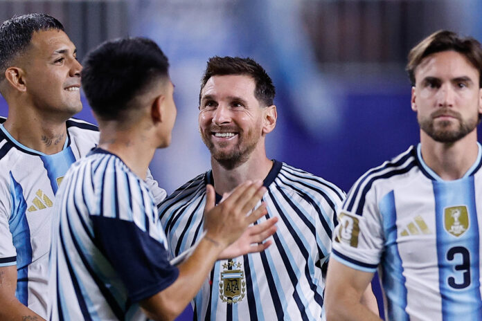 Lionel Messi (c) de Argentina en el partido del grupo J del Mundial de la FIFA 2026 entre Argentina y Argelia en el estadio Arrowhead en Kansas (Estados Unidos). EFE/ Juan Ignacio Roncoroni
