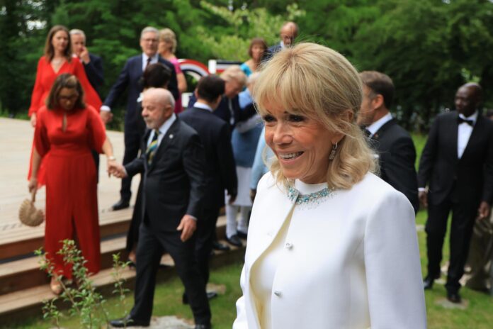 Brigitte Macron sonríe tras una fotografía de grupo en la cumbre del G7 en Evian-les-Bains, centro-oriental de Francia, el 16 de junio de 2026. La 52ª Cumbre del G7 se celebra en Evian-les-Bains del 15 al 17 de junio de 2026. (Francia) EFE/EPA/LUDOVIC MARIN / POOL MAXPPP OUT

