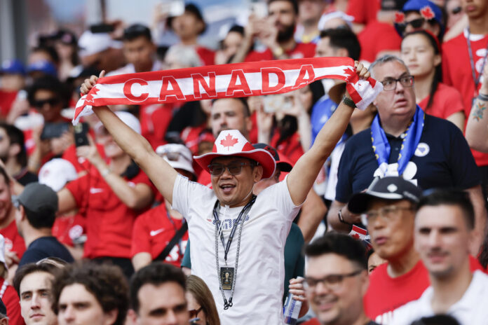 Aficionados de Canadá animan el 12 de junio, en un partido del grupo B del Mundial de la FIFA 2026 entre Canadá y Bosnia y Herzegovina en el estadio BMO Field en Toronto (Canadá). EFE/ Bienvenido Velasco
