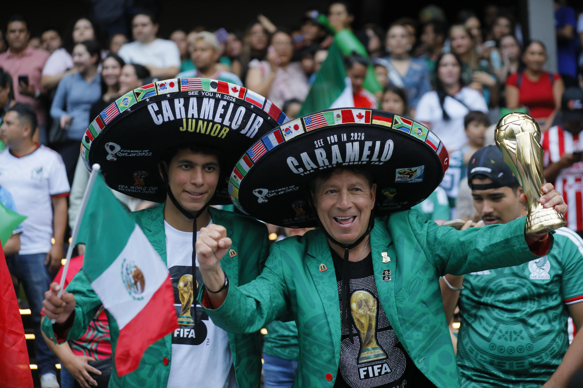 Aficionados esperan a la selección de México a las afueras de su hotel de concentración este martes, en Guadalajara (México). EFE/ Francisco Guasco
