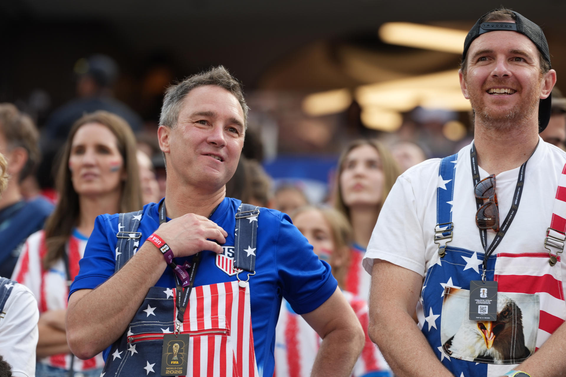 Aficionados de Estados Unidos reaccionan el 12 de junio, previo a un partido del grupo D del Mundial de la FIFA 2026  entre Estados Unidos y Paraguay en el estadio SoFi en Los Ángeles (EE.UU.). EFE/ Omar Alonso

