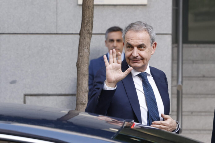El expresidente del Gobierno español José Luis Rodríguez Zapatero llega a la Audiencia Nacional para declarar como investigado por organización criminal, tráfico de influencias y falsedad en la causa sobre el préstamo a la compañía aérea Plus Ultra. EFE/ J.J.Guillen
