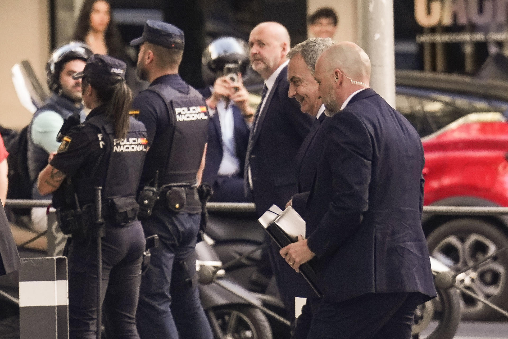 El expresidente del Gobierno español José Luis Rodríguez Zapatero llega a la Audiencia Nacional para declarar como investigado por organización criminal, tráfico de influencias y falsedad en la causa sobre el préstamo a la compañía aérea Plus Ultra. EFE/ Borja Sanchez-Trillo

