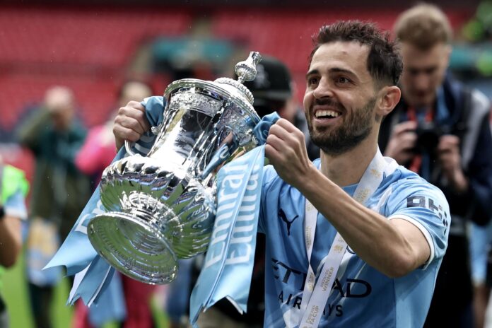Bernardo Silva, nuevo jugador del Real Madrid, celebra con la copa tras ganar la final de la FA Cup inglesa entre el Chelsea FC y el Manchester City, en Londres. EFE/EPA/NEIL HALL
