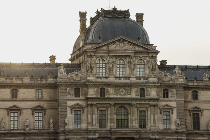 Fachada del museo del Louvre de París, el más visitado del mundo, el pasado 25 de octubre de 2025. EFE/ Edgar Sapiña Manchado.
