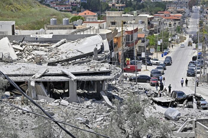 Fotografía de archivo, tomada el 16/06/2026, que muestra un edificio destruido por bombardeos militares en Al Shaabiyeh, sur del Líbano. EFE/EPA/WAEL HAMZEH
