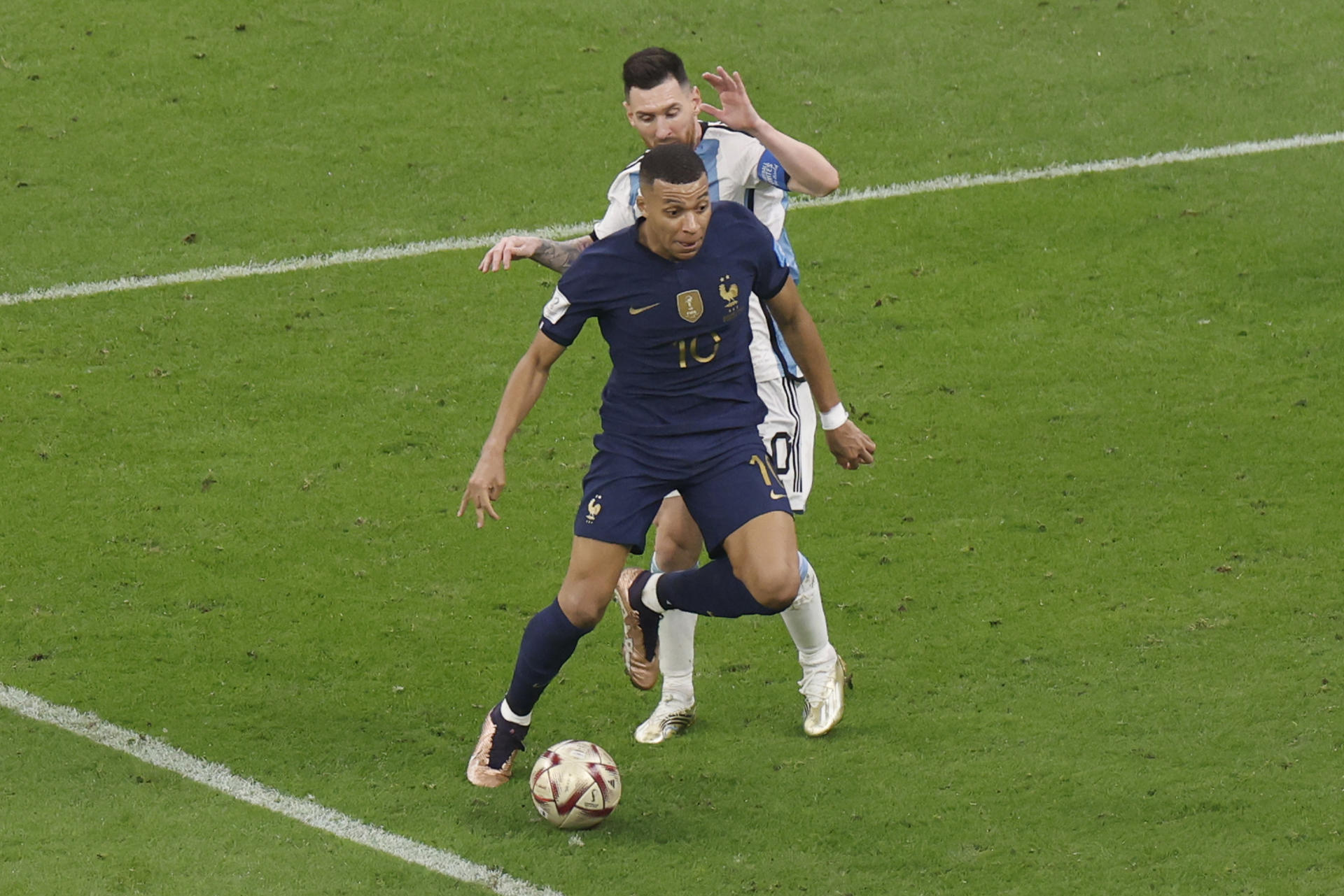 Lionel Messi (d) de Argentina disputa un balón con Kylian Mbappé de Francia el 18 de diciembre de 2022, en la final del Mundial de Fútbol Qatar 2022 entre Argentina y Francia en el estadio de Lusail (Catar). EFE/ Alberto Estevez