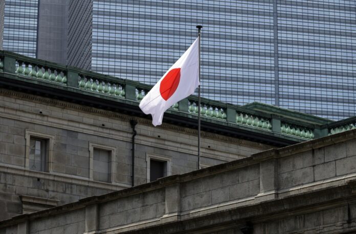 Fotografía de archivo, tomada el 16/06/2026, que muestra la bandera de Japón en un edificio en Tokio. EFE/EPA/FRANCK ROBICHON
