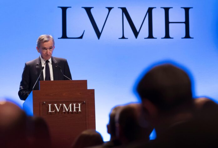 Fotografía de archivo del francés Bernard Arnault, magnate del principal grupo de lujo del mundo, LVMH. EFE/Ian Langsdon
