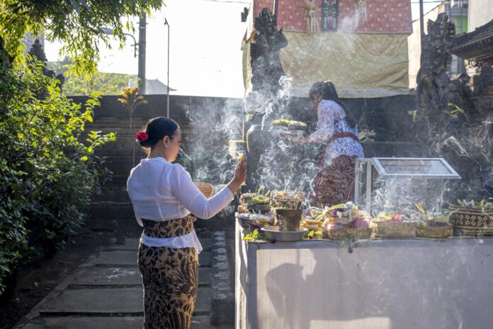 DENPASAR (Indonesia), 17/06/2026.- Una mujer atiende una celebración hindú en Bali, Indonesia. EFE/EPA/MADE NAGI
