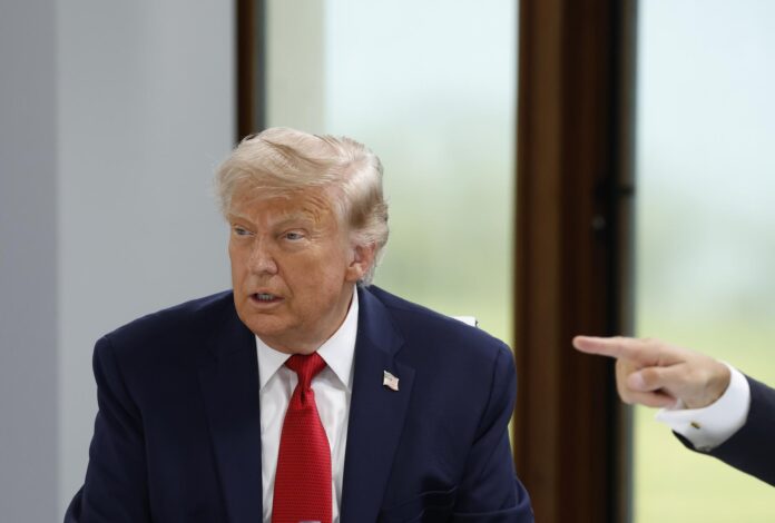 EVIAN-LES-BAINS (France), 17/06/2026.- El presidente de Estados Unidos, Donald J. Trump, durante una reunión del G7 en Evian-les-Bains, Francia. EFE/EPA/YOAN VALAT
