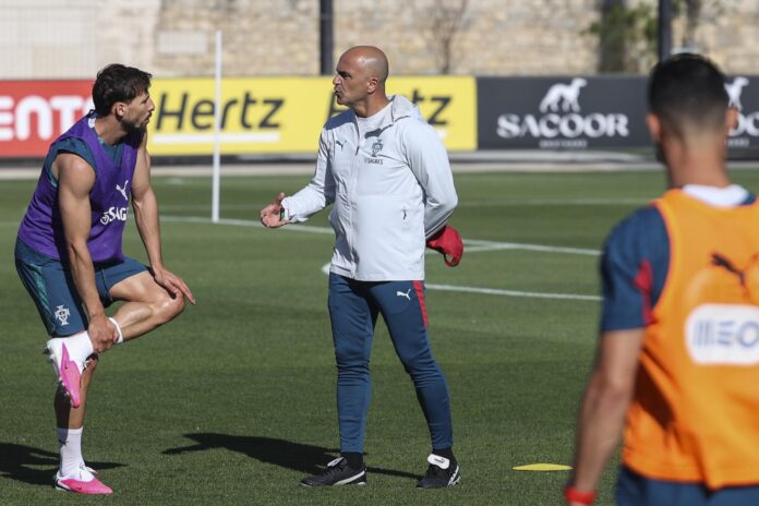 El internacional portugués Ruben Dias (i) y el seleccionador, el español Roberto Martínez (d), durante un entrenamiento el pasado 1 de junio. EFE/MIGUEL A. LOPES
