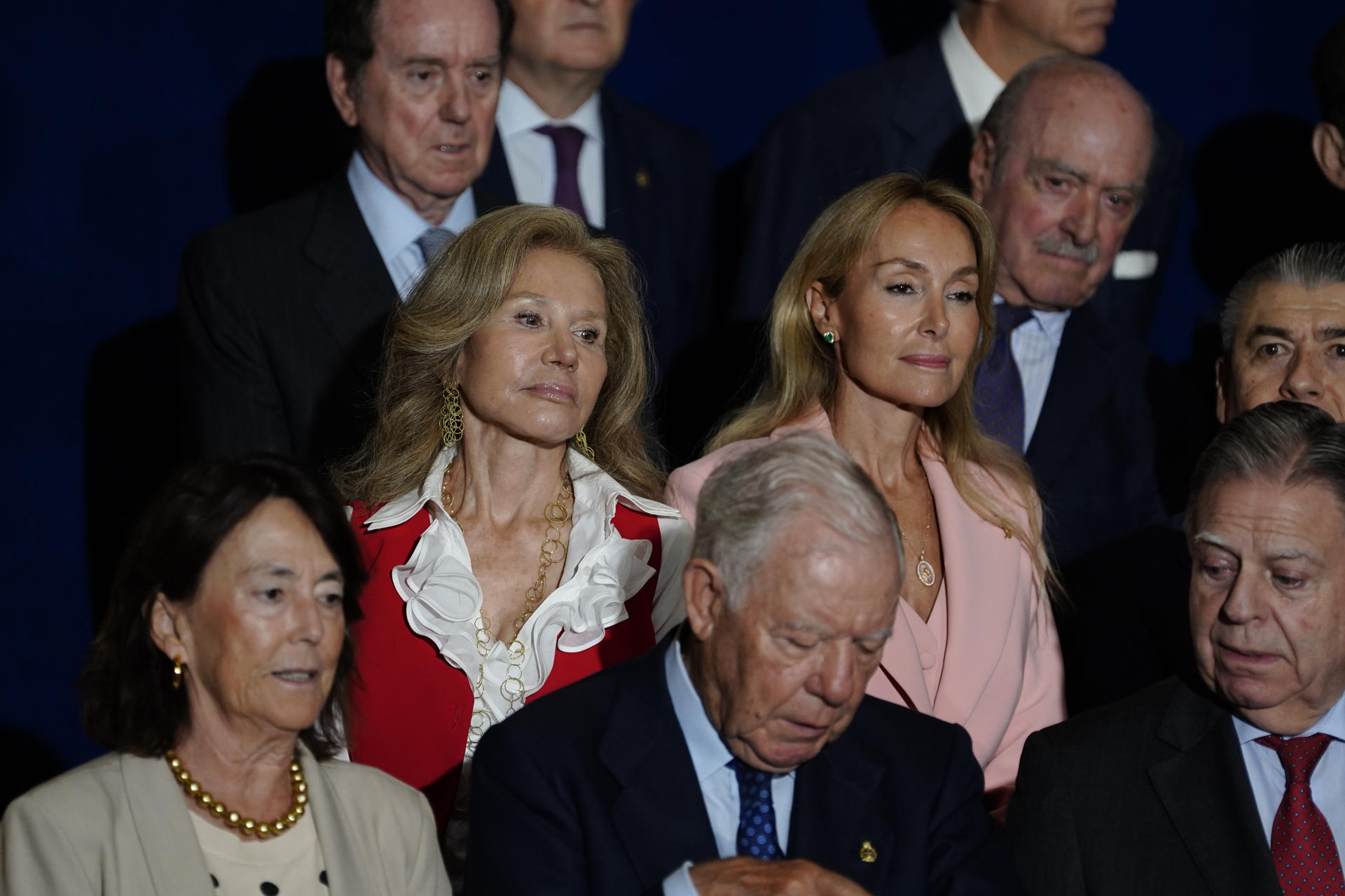 Las empresarias españolas Alicia Koplowitz (i, segunda fila) y Esther Alcocer Koplowitz (d, segunda fila) entre los miembros del jurado mientras el presidente del Principado de Asturias, Adrián Barbón (no aparece), anuncia que la astronauta estadounidense Christina Koch, una de las tripulantes de la misión Artemis II de la NASA que en abril hizo historia al orbitar la Luna, poniendo fin a más de medio siglo sin presencia humana en el satélite natural, ha sido galardonada este miércoles con el Premio Princesa de Asturias de la Concordia 2026. EFE/ Paco Paredes
