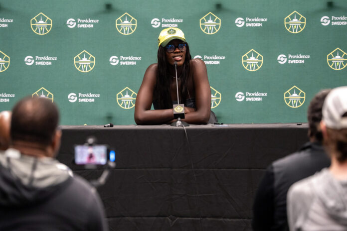 La jugadora española de los Seattle Storm, Awa Fam (c), habla durante una rueda de prensa el pasado 22 de mayo, previo a un partido de la WNBA contra Connecticut Sun este viernes, en el Climate Pledge Arena en Seattle (EE.UU.). Awa Fam, una pívot de 6 pies y 4 pulgadas (1.63 m) que fue la tercera selección general por el Seattle Storm en el draft de la WNBA de esta primavera, ayudó recientemente al Valencia Basket a ganar el campeonato de la Liga Femenina Endesa en España. EFE/ Stephen Brashear
