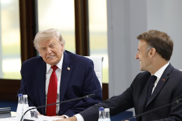 El presidente estadounidense, Donald Trump (i), y el presidente francés, Emmanuel Macron (d), en una sesión de trabajo de la cumbre del G7 en el Hotel Royal de Évian, Francia, el 17 de junio de 2026. EFE/EPA/YOAN VALAT
