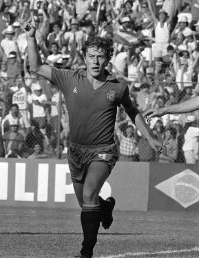 El delantero de la selección española, Emilio Butragueño celebra el cuarto gol que marca frente a la selección de Dinamarca, en el partido de octavos de final del Mundial de México, convirtiendose en uno de los máximos anotadores del campeonato. EFE/Mondelo
