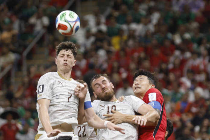 Kim Min-Jae (d) de Corea del Sur disputa el balón con Ladislav Krejci (i) y Patrik Schick de República Checa en el partido del grupo A del Mundial de la FIFA 2026 entre Corea del Sur y República Checa en el estadio Akron en Guadalajara (México) . EFE/ Francisco Guasco
