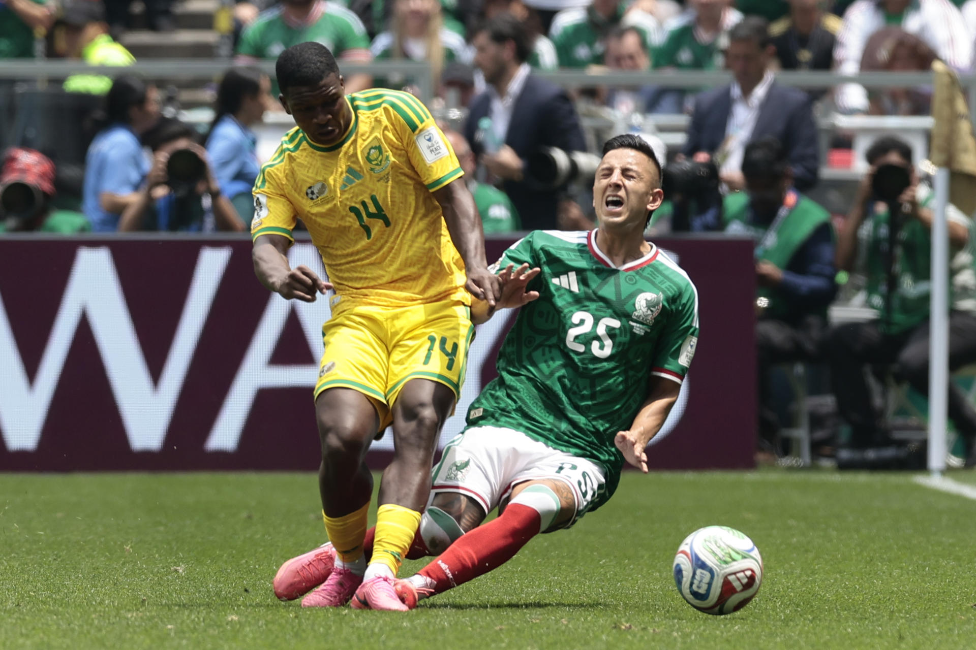 Roberto Alvarado (d) de México disputa un balón con Mbekezeli Mbokazi de Sudáfrica, durante el partido del grupo A del Mundial de la FIFA 2026 entre México y Sudáfrica en el estadio Ciudad de México (México). EFE/ José Méndez
