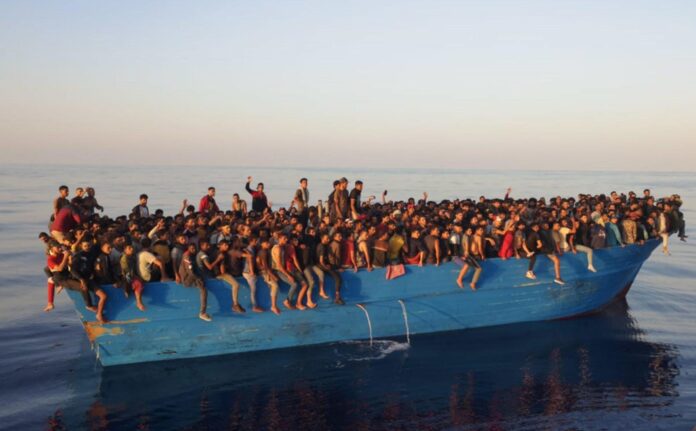 Un barco con migrantes en aguas cercanas a la isla italiana de Lampedusa EFE/EPA/CONCETTA RIZZO

