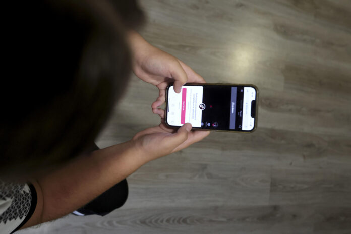 Una chica consulta su teléfono móvil, en una fotografía de archivo. EFE/ J.M. García
